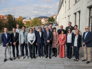 Prof. dr. Tatjana Avšič Županc je letošnja dobitnica Zoisove nagrade, prof. dr. Helena Haque Chowdhury, doc. dr. Simon Hawlina in prof. dr. Robert Zorec pa prejmejo Puhovo nagrado za vrhunske dosežke